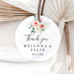 Sticker Rond Elégante Dainty Floral Merci Mariage Faveur<br><div class="desc">Cet élégant dainty floral merci mariage faveur classique collant rond est parfait pour un mariage moderne. Le design présente des roses illustrées de rose, de blush et de blanc, des pivoines avec feuillage vert groupé en bouquets, accentuant les belles couleurs d'automne. Faites de l'autocollant votre propre étiquette en incluant vos...</div>