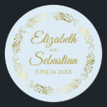 Sticker Rond Elégante dentelle d'or en poudre bleu mariage Favo<br><div class="desc">Ces beaux autocollants sont dotés d'un texte doré sur un arrière - plan bleu poudre pâle avec une bordure florale en faux feuille d'or. Le texte est entièrement personnalisable et contient les noms du couple mariage et la date du mariage. Super comme étiquettes de faveur!</div>