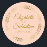 Sticker Rond Elégante dentelle d'or sur Coral Peach Wedding Fav<br><div class="desc">Ces beaux autocollants sont dotés d'un texte doré sur une pêche de corail ou d'un arrière - plan orange pâle avec une bordure florale en faux feuille d'or. Le texte est entièrement personnalisable et contient les noms du couple mariage et la date du mariage. Super comme étiquettes de faveur!</div>