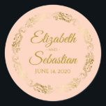 Sticker Rond Elégante dentelle d'or sur Coral Peach Wedding Fav<br><div class="desc">Ces beaux autocollants sont dotés d'un texte doré sur une pêche de corail ou d'un arrière - plan orange pâle avec une bordure florale en faux feuille d'or. Le texte est entièrement personnalisable et contient les noms du couple mariage et la date du mariage. Super comme étiquettes de faveur!</div>