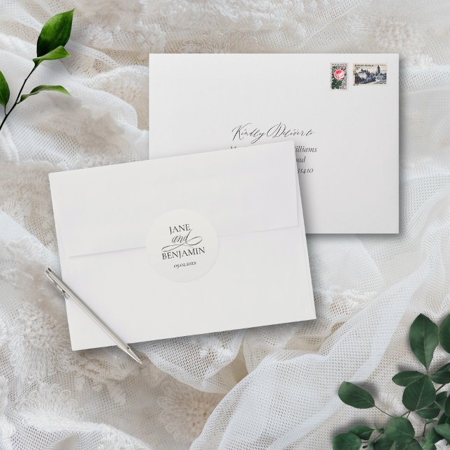 Sticker Rond Élégante enveloppe Mariage simple en noir et blanc (These elegant, minimalist envelope seals will add a touch of class to your wedding invitations)