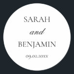 Sticker Rond Élégante enveloppe Mariage simple en noir et blanc<br><div class="desc">Ces autocollants de mariage simples mais élégants peuvent être utilisés pour des enveloppes de faire-part de mariage, des fêtes de fiançailles, des douches nuptiales, des dîners de répétition, des faveurs de mariage, des paniers cadeaux d'invités hors de la ville, etc. Le design minimaliste neutre, noir et blanc, présente un script...</div>