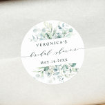 Sticker Rond Élégante Fête des mariées de feuillage vert<br><div class="desc">Cet autocollant de douche nuptiale mariage présente des eucalyptus à l'aquarelle peinte,  du vert botanique et des feuilles bleu clair avec une calligraphie moderne. Pour une personnalisation plus avancée de cette conception,  cliquez sur le BOUTON OUTIL DESIGN BLEU. Des articles correspondants sont également disponibles.</div>