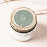 Sticker Rond Élégante Lune et étoiles Sage Green Wedding Favori<br><div class="desc">Ajoutez une touche personnalisée à vos enveloppes, faveurs de mariage, et plus encore avec ces stickers de mariage vert Elegant Moon et Stars. Le design présente une illustration en ligne blanche d'une lune ornée d'étoiles et de feuillage sur un arrière - plan vert sage. Vos noms et votre date de...</div>