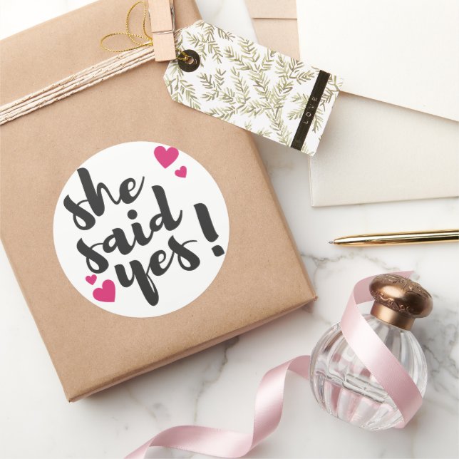 Sticker Rond Elle a dit oui ! Célébration de fiançailles – Roma (Cadeaux)