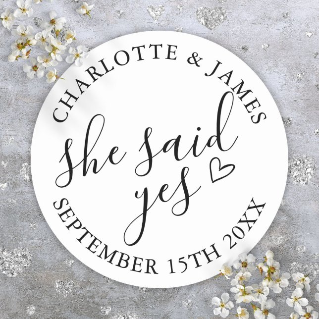 Sticker Rond Elle A Dit Oui Partie Engagement Noir Et Blanc (She Said Yes Engagement Party Black And White Classic Round Sticker)