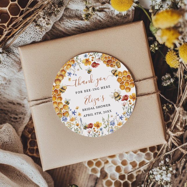 Sticker Rond Elle a Trouvé Sa Lune de Miel Merci Cadeau de Mari (She Found Her Honey Bee Thank You Bridal Shower Classic Round Sticker)