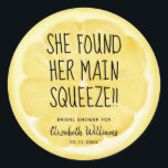 Sticker Rond Elle A Trouvé Sa Principale Squeeze Lemon Slice<br><div class="desc">Elle A Trouvé Son Sticker Classique Rond Fête des mariées À Tranches De Citron Squeeze</div>