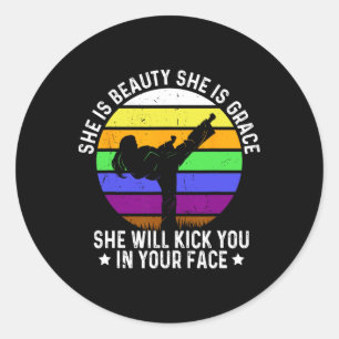 Sticker Rond Elle Est Beauté Elle Est Grace Elle Va Te Tuer Kar
