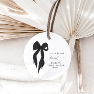 Sticker Rond Elle est en train de nouer la Fête des mariées Bla