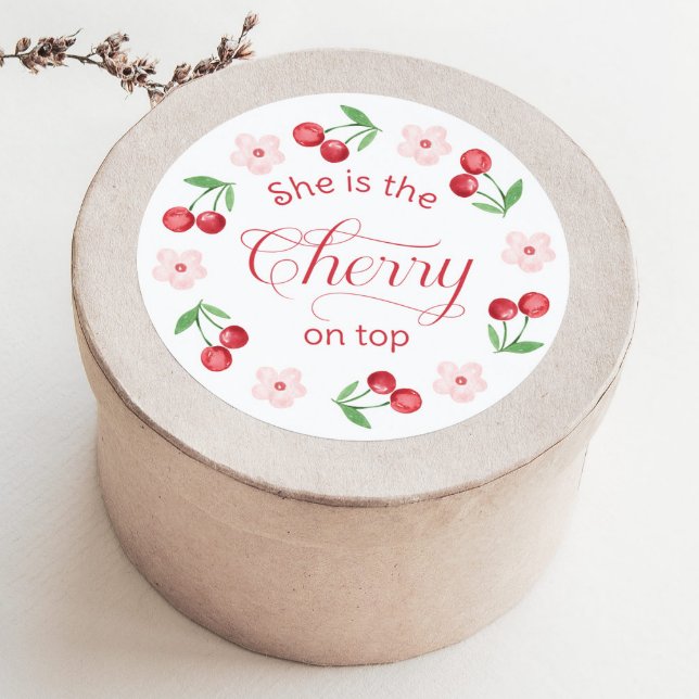 Sticker Rond Elle est la cerise sur le Baby shower supérieur (Créateur téléchargé)