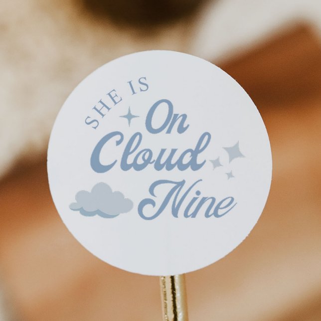 Sticker Rond Elle est sur un nuage de bonheur Faveurs de fête d (Créateur téléchargé)
