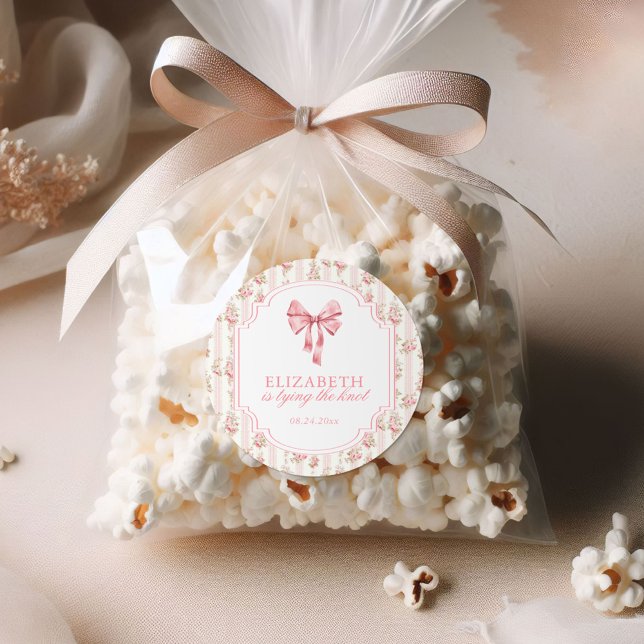 Sticker Rond Elle Noue le Nœud Coquette Mariage Shower (Créateur téléchargé)