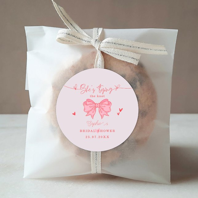 Sticker Rond Elle Noue le Nœud Fard Rose Nœud Rose Mariage Show (Créateur téléchargé)