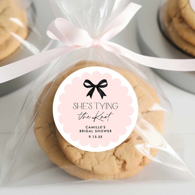 Sticker Rond Elle Noue Le Nœud Papillon Mariage (Pink She's tying the knot round sticker)