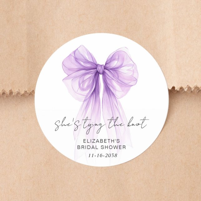 Sticker Rond Elle Noue Le Nœud Rose Violet Enterrement de Vie d (She's Tying The Knot Purple Bow Bridal Shower Classic Round Sticker)