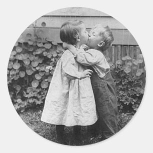 Sticker Rond Elle obtient le penny, il obtient le baiser