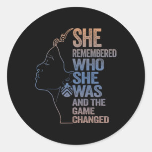 Sticker Rond Elle Se Souvient De Qui Elle Était Et Le Jeu A Cha