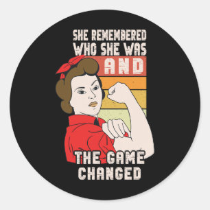 Sticker Rond Elle Se Souvient De Qui Elle Était Et Le Jeu A Cha
