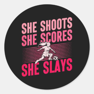 Sticker Rond Elle tire des scores écrase le football féminin