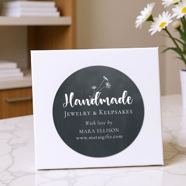Sticker Rond Emballage de produit artisanal sur mesure en noir  (product packaging sticker artisan business gift blackboard white wildflowers handmade homemade)