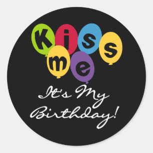 Sticker Rond Embrassez-moi que c'est mon anniversaire