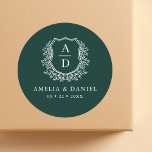 Sticker Rond Emerald Green Crest Moderne Monogramme Mariage<br><div class="desc">Ajoutez une touche de luxe à votre mariage avec l'Autocollant rond Monogram Mariage moderne Emerald Green Crest. Doté d'un riche arrière - plan vert émeraude, d'un design de crête raffiné et d'un monogramme personnalisé, cet autocollant est parfait pour rehausser vos invitations de mariage, vos faveurs ou votre décor. Son style...</div>