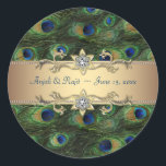 Sticker Rond Emerald Green Royal Indian Peacock Mariage<br><div class="desc">Elégant paon vert émeraude plumes de paon indien invitations mariage paon. Formellement vert émeraude,  or et bleu roi plumes paon paon paon invitations de mariage indien paon. Customisez avec votre choix de texte,  de styles de police et de couleurs de police.</div>