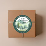 Sticker Rond Emerald Greenery Mountain Pine Rustic Mariage<br><div class="desc">Découvrez notre magnifique Mariage Watercolor Mountain Forest, parfait pour les couples qui veulent célébrer leur journée spéciale au milieu de la beauté de la nature. Ce design pittoresque saisit l'essence d'un mariage de destination de montagne, avec comme toile de fond une magnifique scène de nature aquarelle. Les couleurs vert vert...</div>