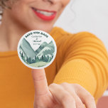 Sticker Rond Emerald Greenery Mountain Pine Rustic Mariage<br><div class="desc">Découvrez notre magnifique Mariage Watercolor Mountain Forest, parfait pour les couples qui veulent célébrer leur journée spéciale au milieu de la beauté de la nature. Ce design pittoresque saisit l'essence d'un mariage de destination de montagne, avec comme toile de fond une magnifique scène de nature aquarelle. Les couleurs vert vert...</div>