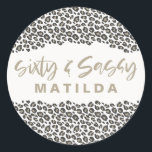 Sticker Rond Empreinte de léopard soixante et sassy 60e anniver<br><div class="desc">Empreinte de léopard soixante et sassy 60e anniversaire invitation de fête. Une partie d'un plaisir sur la collection tendance poster de animal.</div>