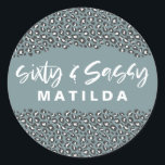 Sticker Rond Empreinte de léopard soixante et sassy 60e anniver<br><div class="desc">Empreinte de léopard blue soixante et sassy 60e anniversaire invitation de fête. Une partie d'un plaisir sur la collection tendance poster de animal.</div>