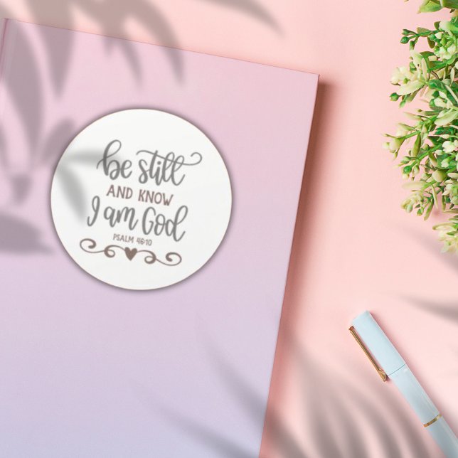 Sticker Rond Encourager Le Verset Biblique ✝️ Être Toujours Et  (Encouraging Bible Verse ✝️ Be Still And Know Classic Round Sticker)