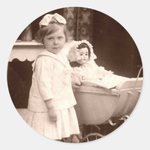 Sticker Rond Enfant photographié vintage avec pram
