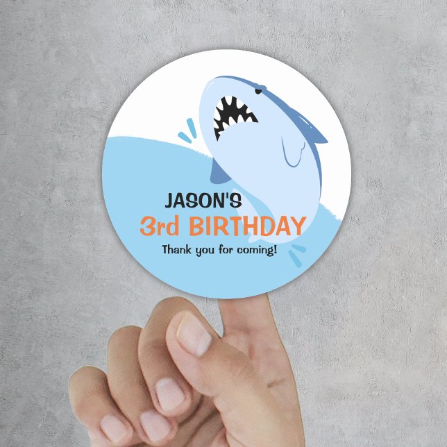 Sticker Rond Enfants requin Anniversaire Fête Garçon Fourniture (Kids Shark Birthday Party Boy Supplies Favors Classic Round Sticker
)