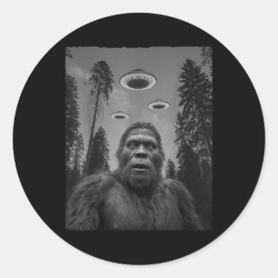 Sticker Rond Énorme Bigfoot et Ufo Selfie drôle