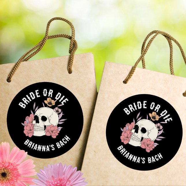 Sticker Rond Enterrée de vie de jeune fille crâne rétro noir 'B (Bride or die black retro skull bachelorette party stickers till death do us party stickers)
