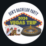 Sticker Rond Enterrement de vie de garçon personnalisable Voyag<br><div class="desc">Personnalisez vos propres autocollants de voyage pour un enterrement de vie de garçon pour un séjour à Las Vegas. Un autocollant personnalisé cool avec des éléments essentiels de casino de jeu tels qu'un jeu de cartes, des jetons de poker et une roulette avec Voyage à Vegas en écriture jaune. Conception...</div>