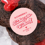 Sticker Rond Enterrement de vie de jeune fille à Vegas Rouge et<br><div class="desc">Célébrez avec style grâce à cet autocollant rond classique personnalisé rouge et rose pour l'enterrement de vie de jeune fille à Las Vegas. Parfait pour une célébration d'amour enivrant, il ajoute une touche d'élégance à votre enterrement de vie de jeune fille sous le signe de l'amour ivre ou de la...</div>