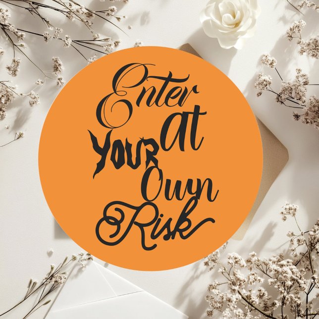Sticker Rond Entrez À Vos Propres Risques Éffrayant Fun Hallowe (Enter At Your Own Risk Spooky Fun Halloween Party Classic Round Sticker)