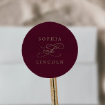 Sticker Rond Enveloppe de calligraphie romantique de Bourgogne<br><div class="desc">Ces enveloppes de calligraphie bordeaux romantiques sont parfaites pour un simple mariage. Le design classique moderne comprend des tourbillons fantaisistes et des fleurs fantaisistes avec une magnifique typographie de feuille d'or en faux champagne. Personnalisez le étiquette avec les noms de la mariée et du marié. Remarque : Ce design ne...</div>