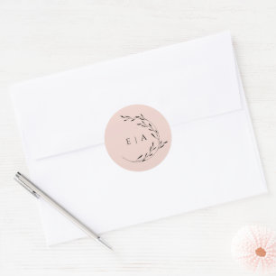 Sticker Rond Enveloppe de couronne monogramme rose poussiéreuse