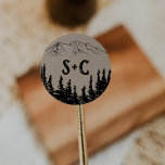 Sticker Rond Enveloppe de Mariage de monogramme de montagne Woo<br><div class="desc">Ces enveloppes de mariage monogramme de montagne boisée rustique sont parfaites pour un mariage boisé. Le design d'inspiration nature présente la silhouette d'une forêt de pins et de montagnes sur papier imitation kraft. Personnalisez le étiquette avec les initiales de la mariée et du marié. Veuillez noter que ceci n'est pas...</div>