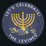 Sticker Rond Enveloppe d'invitation Sceau Menorah | Hanuakkah<br><div class="desc">Ce sceau d'enveloppe d'invitation à la fête est doté d'une typographie moderne de bloc, d'un bouquet floral amusant et d'une menorah d'aquarelle. Personnalisez le texte et/ou la couleur arrière - plan. Pour customiser la couleur bleu marine de l'arrière - plan, choisissez l'outil personnaliser et sélectionnez l'un de vos choix.</div>