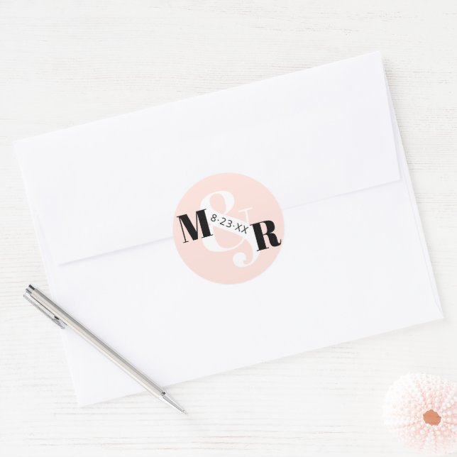 Sticker Rond Enveloppe Mariage de monogramme rose moderne (Enveloppe)