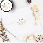 Sticker Rond Enveloppe Mariage floral blanc et or Sceau/Favoris<br><div class="desc">Élégant autocollant de mariage avec belle fausse feuille d'or dessiné à la main détail floral et initiales du couple. Idéal comme scellé d'enveloppe ou préférez le étiquette. Une partie de notre "White and Gold Enchanting and Celestial Collection" avec une variété de produits de coordination, y compris des enveloppes. Visitez la...</div>
