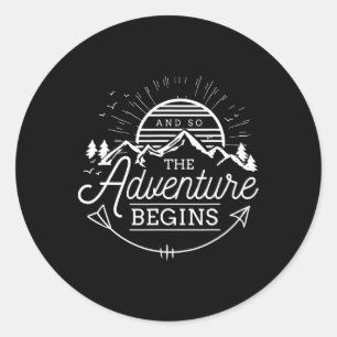 Sticker Rond Et ainsi commence l'aventure Camping aventure