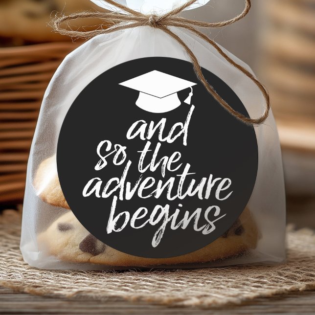 Sticker Rond Et Donc L'Aventure Commence - Graduation (Graduation Party Sticker)