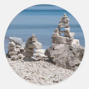 Sticker Rond États-Unis, Michigan. Tours de pierre sur la plage