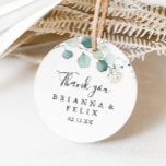 Sticker Rond Été Vert Eucalyptus Merci Mariage Faveur<br><div class="desc">Cet été vert eucalyptus merci mariage faveur classique collant rond est parfait pour un mariage moderne. Le design présente de magnifiques feuilles d'eucalyptus verts peints à la main, inspirant le charme naturel. Faites de l'autocollant votre propre étiquette en incluant vos noms, l'événement (s'il y a lieu) et la date. Ces...</div>